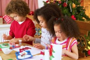 kids-making-christmas-crafts